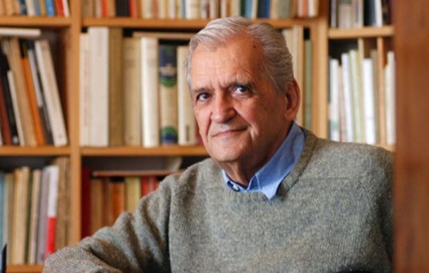 Ο συγγραφέας Τίτος Πατρίκιος υπογράφει τα βιβλία του στο τμήμα Λογοτεχνίας του ΙΑΝΟΥ της Αθήνας