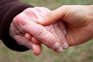 Πώς να βοηθήσετε κάποιον που έχει Αλτσχάιμερ